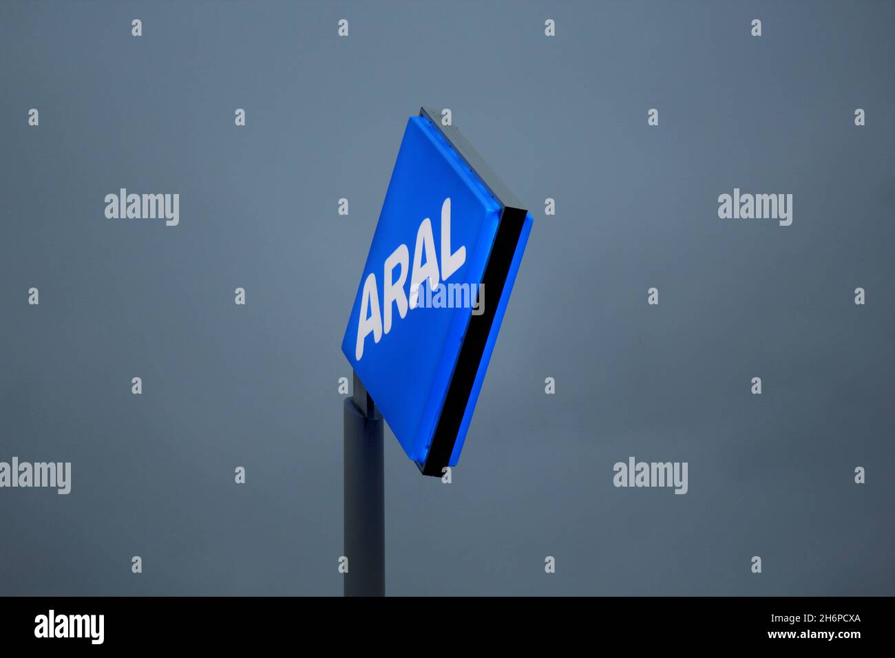 Beleuchtetes ARAL Logo in den Farben blau und weiß bei Nacht, vor einer ARAL Tankstelle in Düsseldorf, Deutschland. Stock Photo