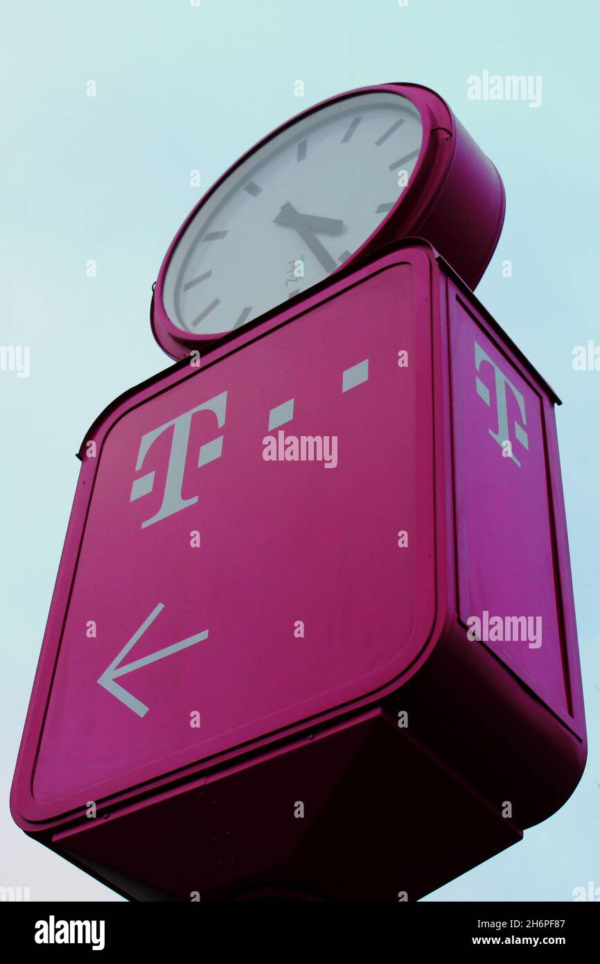 DIe magenta farbene Uhr mit Telekom Schriftzug, draußen, vor dem Telekom Gebäude in Düsseldorf. Stock Photo