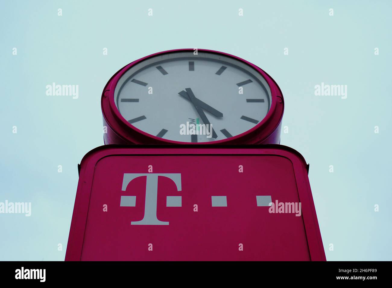 DIe magenta farbene Uhr mit Telekom Schriftzug, draußen, vor dem Telekom Gebäude in Düsseldorf. Stock Photo