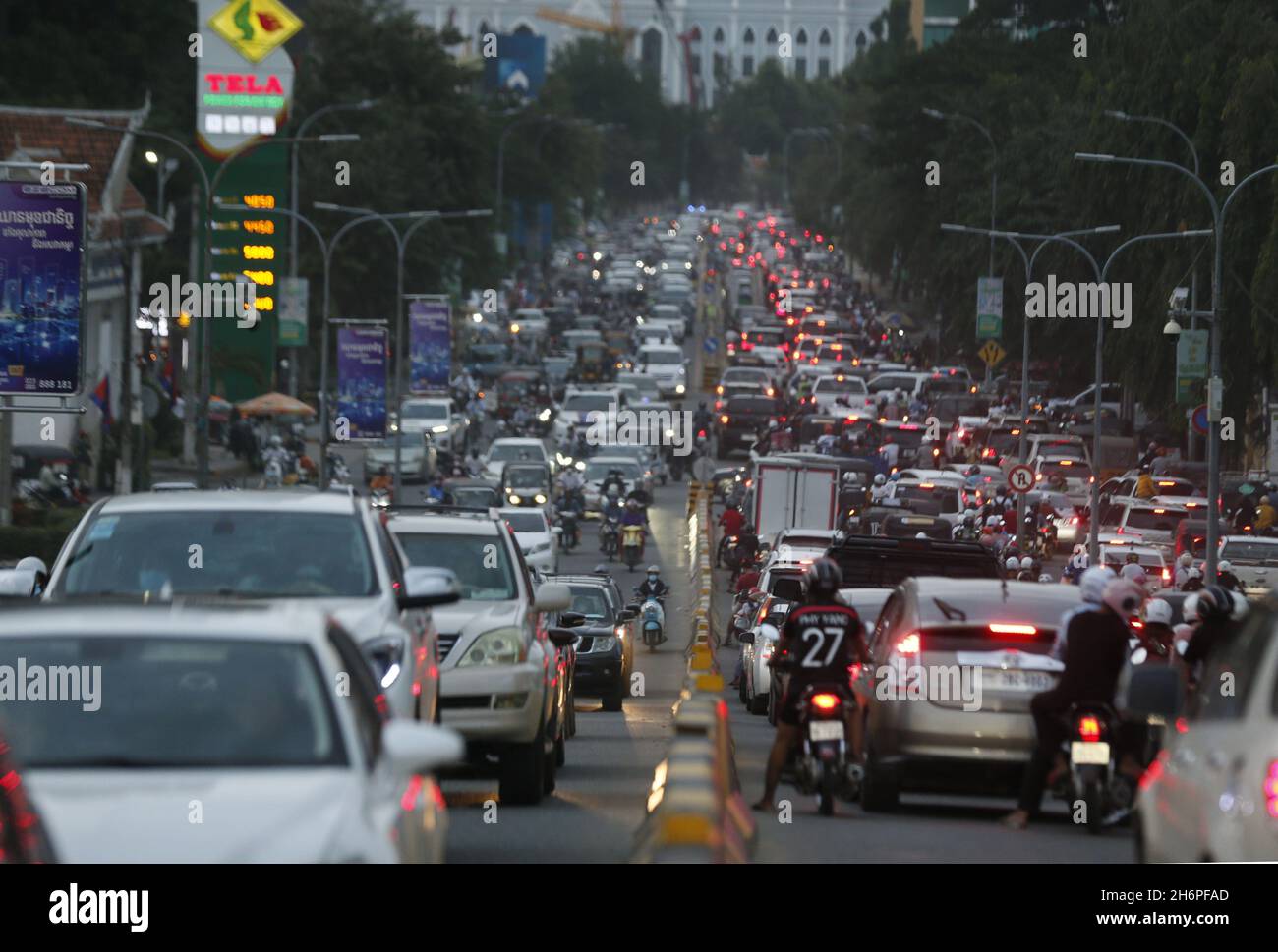 Cambodia. 17th Nov, 2021. Photo taken on Nov. 17, 2021 shows a traffic jam on Norodom Boulevard in Phnom Penh, Cambodia. TO GO WITH 'Feature: Chinese vaccines help reinvigorate Cambodia from COVID-19 restrictions' Credit: Phearum/Xinhua/Alamy Live News Stock Photo