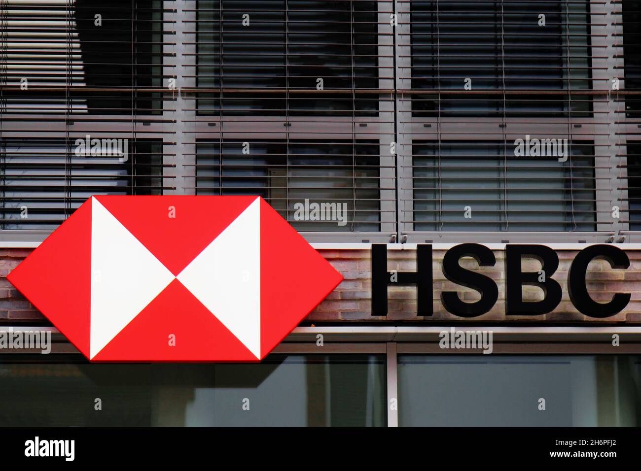 Gebäude der HSBC Bank mit dem Schriftzug HSBC und dem rot weißen Logo, Düsseldorf-Oberkassel, Deutschland. Stock Photo