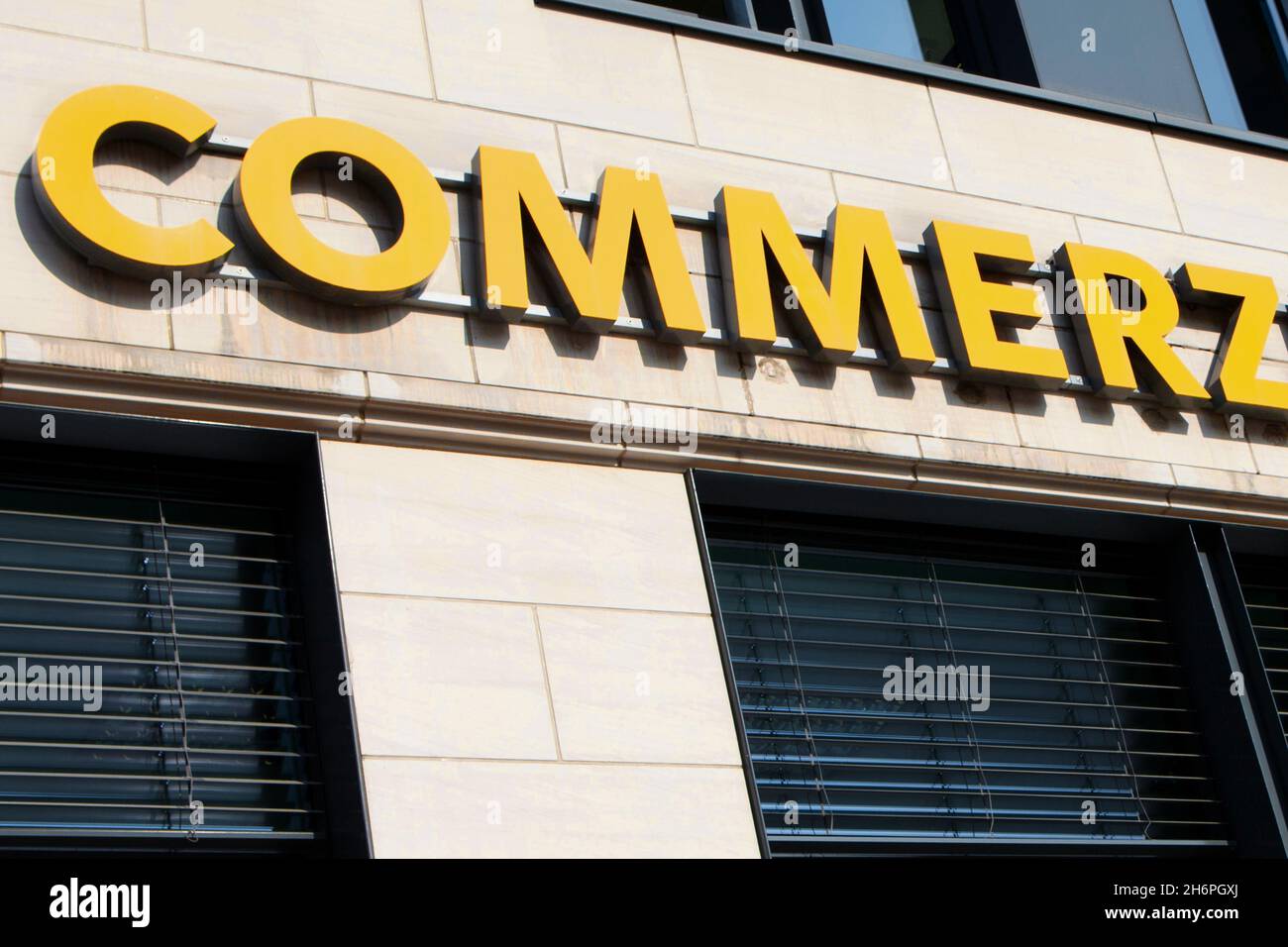 Gebäude der Commerzbank mit dem gelben Schriftzug, nur COMMERZ lesbar, in FFM, Deutschland. Stock Photo