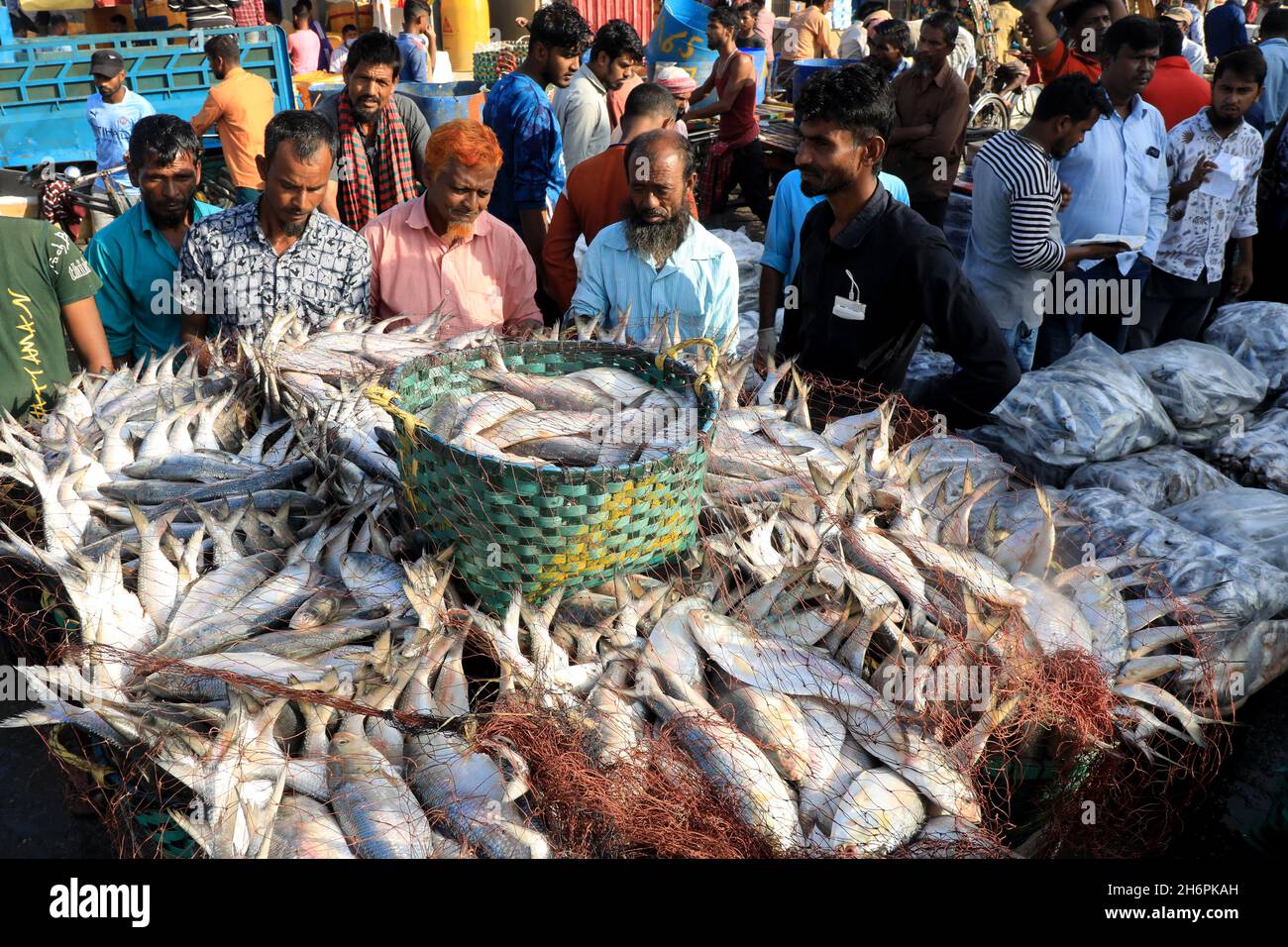 Chittagong, Bangladesh. 17th Nov, 2021. Vendors sell fish at Fishery