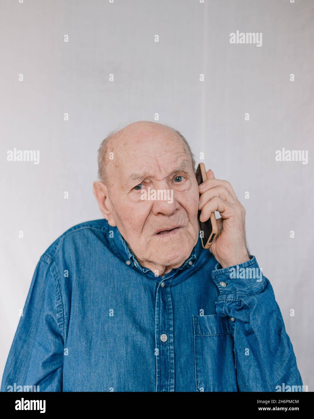 Older man in blue shirt hi-res stock photography and images - Alamy