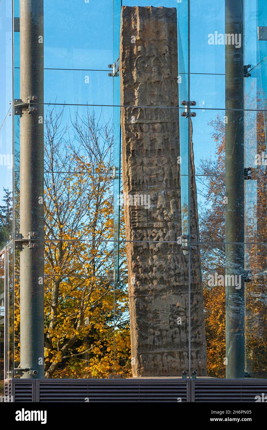 FORRES MORAY SCOTLAND PICTISH SUENO'S STONE 6.5 METRES HIGH IN A PROTECTIVE GLASS CASE Stock Photo