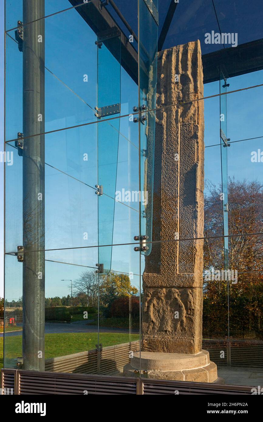 FORRES MORAY SCOTLAND THE PICTISH STYLE SUENO'S STONE AT 6.5 METRES HIGH IN A PROTECTIVE GLASS CASE Stock Photo