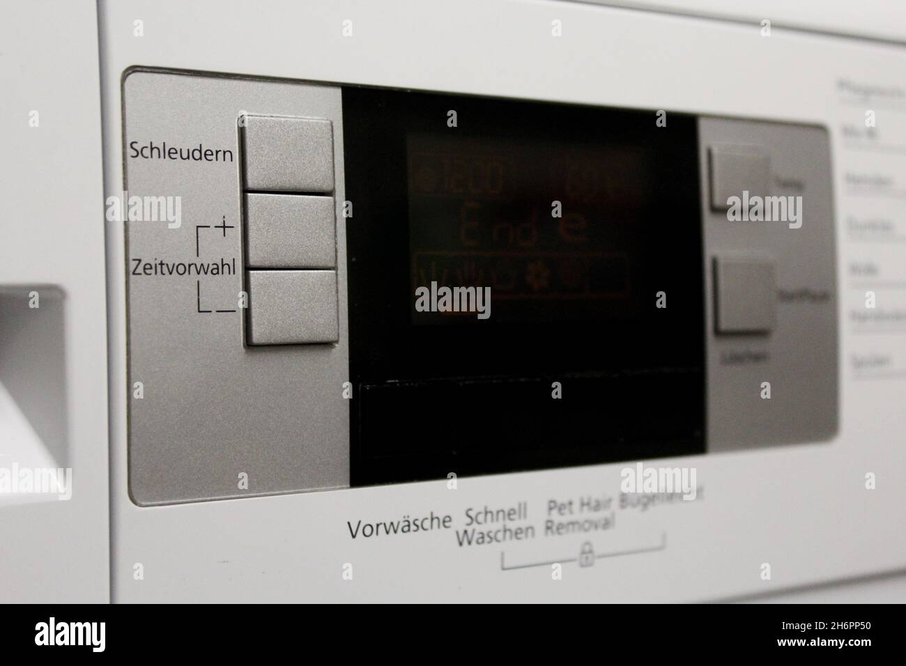 Nahaufnahme Display einer Waschmaschine mit verschiedenen Funktionen wie Schleudern und Zeitvorwahl, Vorwäsche, Schnell Waschen. Stock Photo