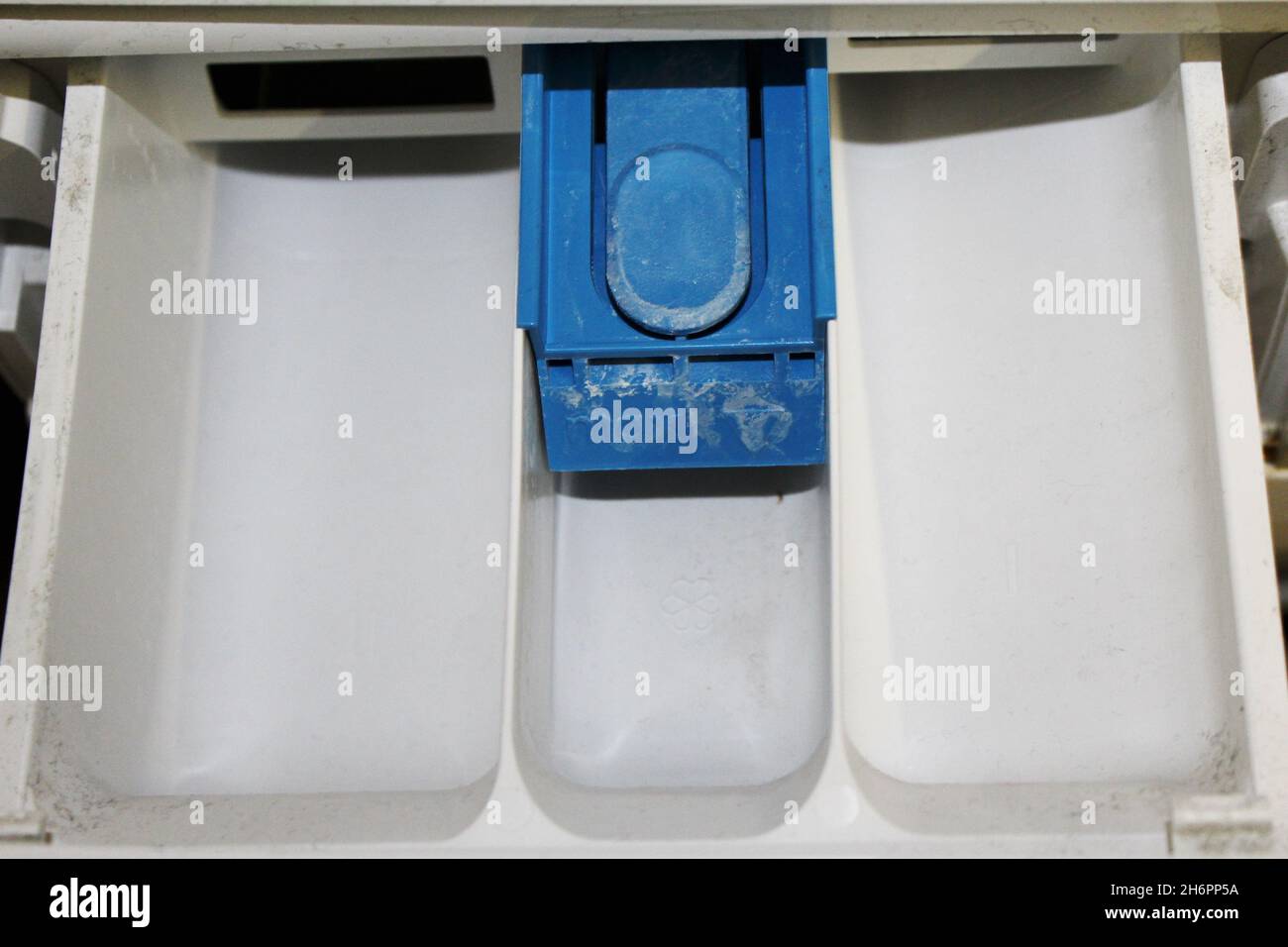 Nahaufnahme Waschmittelkammern / Waschmittelfächer einer Waschmaschine, verkalkt. Stock Photo