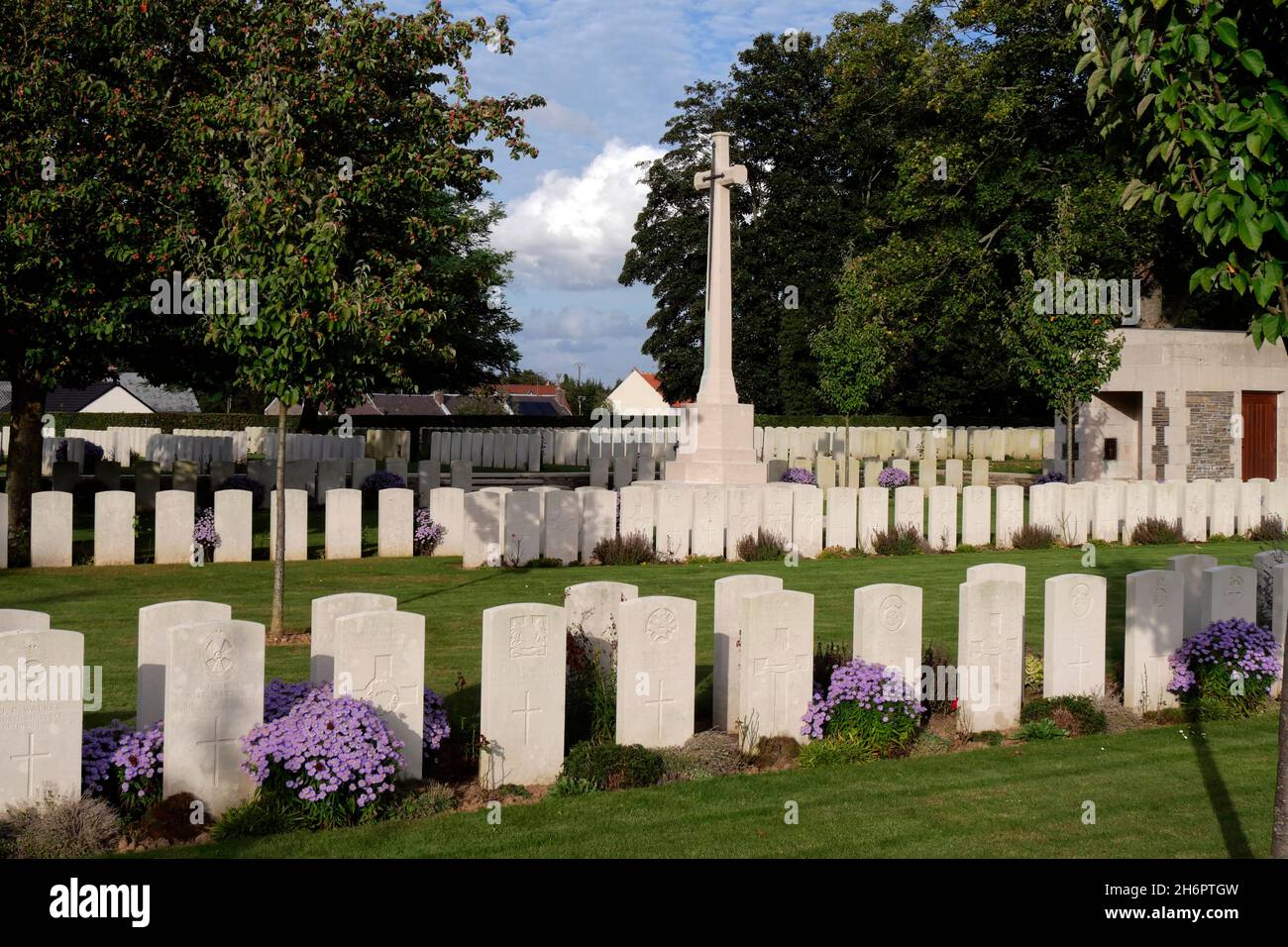 headstones and Cross of Sacrifice at CAUDRY BRITISH CEMETERY,Caudry,Nord  deparment, Nord-Pas-de-Calais region,France Stock Photo