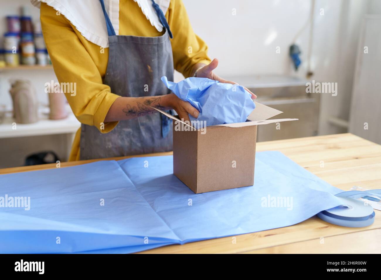 Worker packing shipment shop hi-res stock photography and images - Alamy