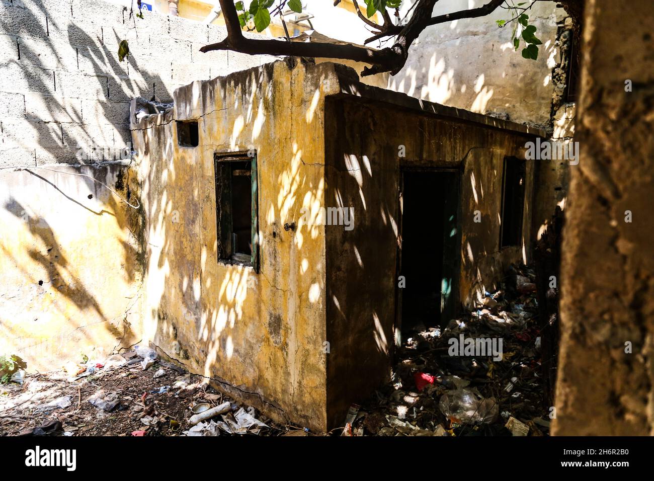 Broken corner of a building hi-res stock photography and images - Alamy