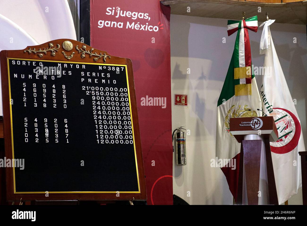Mexico City, November 16, 2021.- El Moro Building The National Lottery  dedicated its Major Draw No. 3827 to the career of Saúl “Canelo” Álvarez, a  Mexican professional boxer who has won world