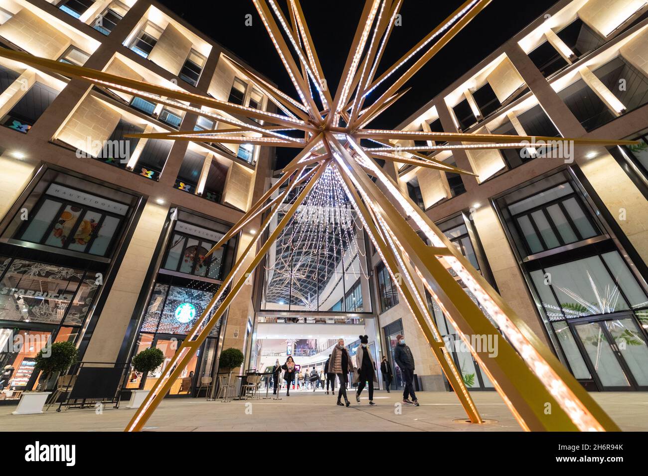 Edinburgh Scotland, UK. 17th November 2021. Christmas lights and