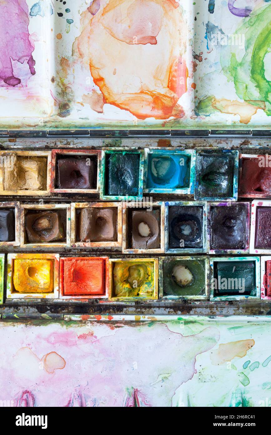Well Used Artists Watercolour Paints Tin Stock Photo Alamy