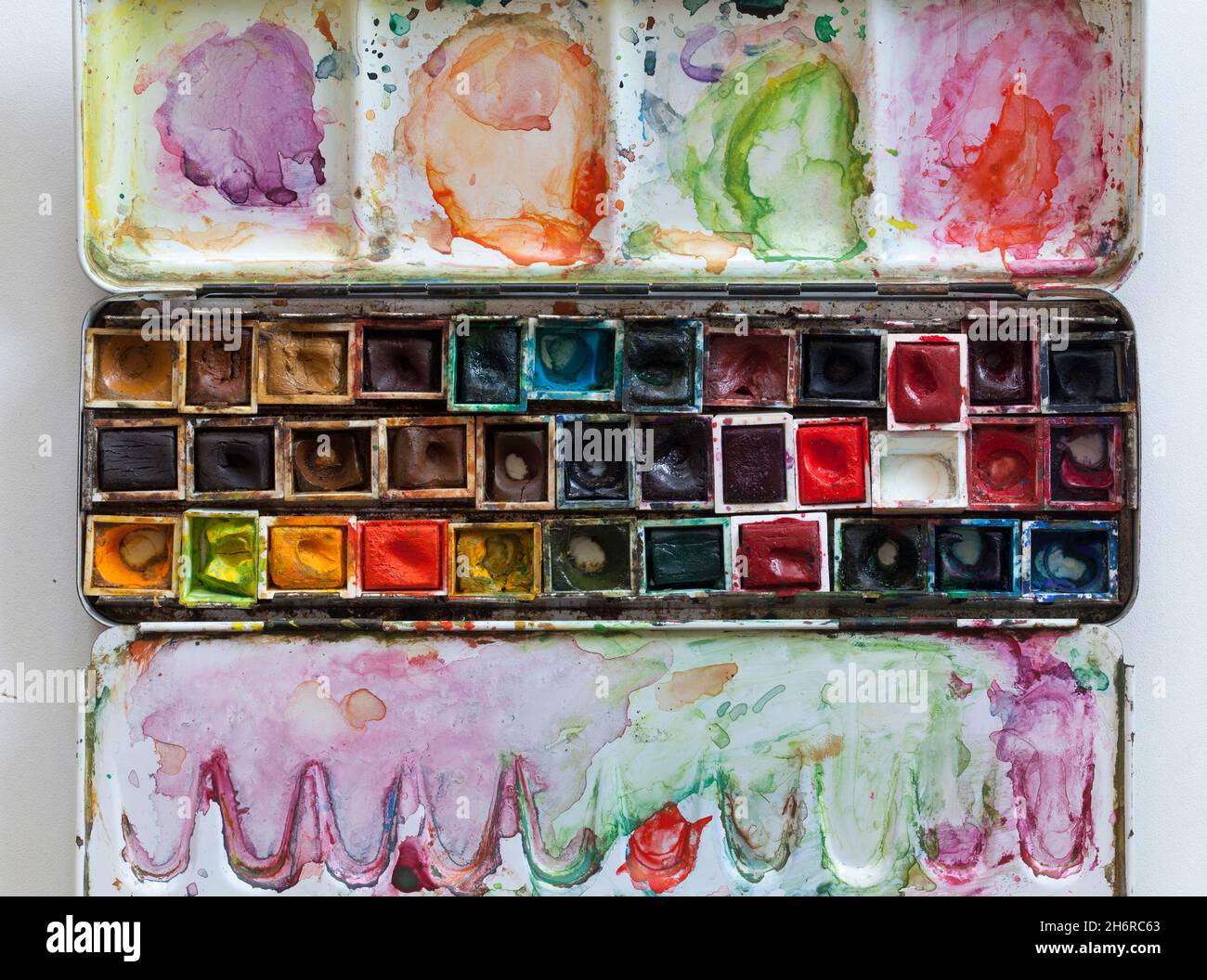 Well Used Artists Watercolour Paints Tin Stock Photo Alamy