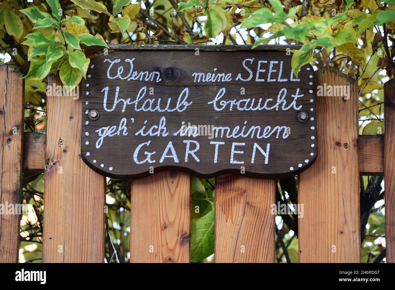 Schild 'Wenn meine Seele Urlaub braucht, gehe ich in meinen Garten' in Sankt Wolfgang, Österreich, Europa - Sign 'When my soul needs a vacation, I go Stock Photo