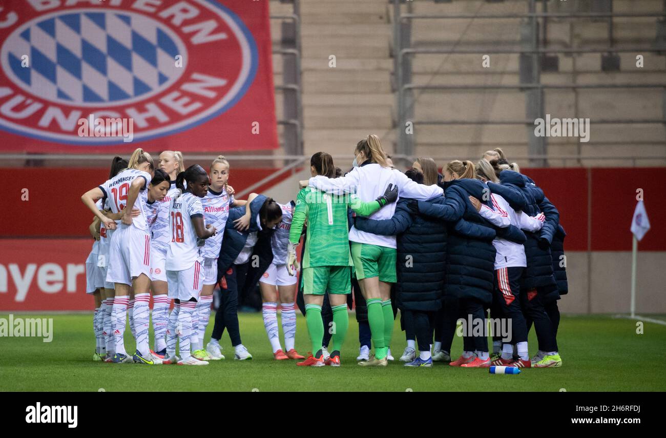 Munich, Germany. 17th Nov, 2021. Football, Women: Champions League, Bayern  Munich - Olympique Lyon, group stage, group D, matchday 4, FC Bayern  Campus. The Bayern players stand together before the match. Credit: