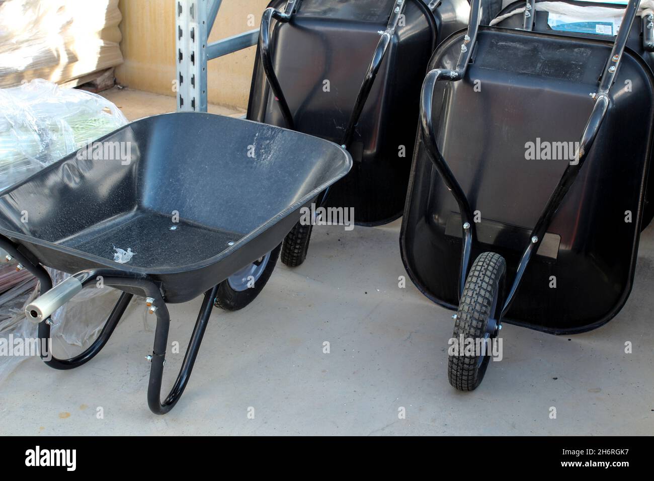 Wheelbarrows with concrete hires stock photography and images Alamy