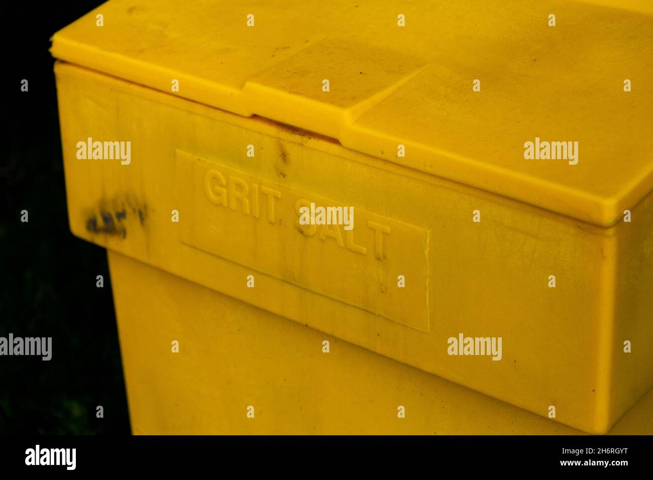 Plastic yellow grit bin hi-res stock photography and images - Alamy