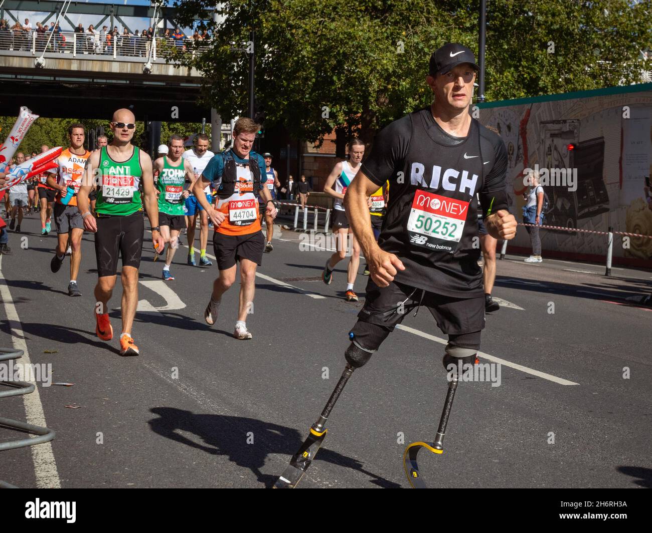 Man running with prosthetic legs, Virgin Money London Marathon 2021 at the 25 mile point, Victoria Embankment. Stock Photo