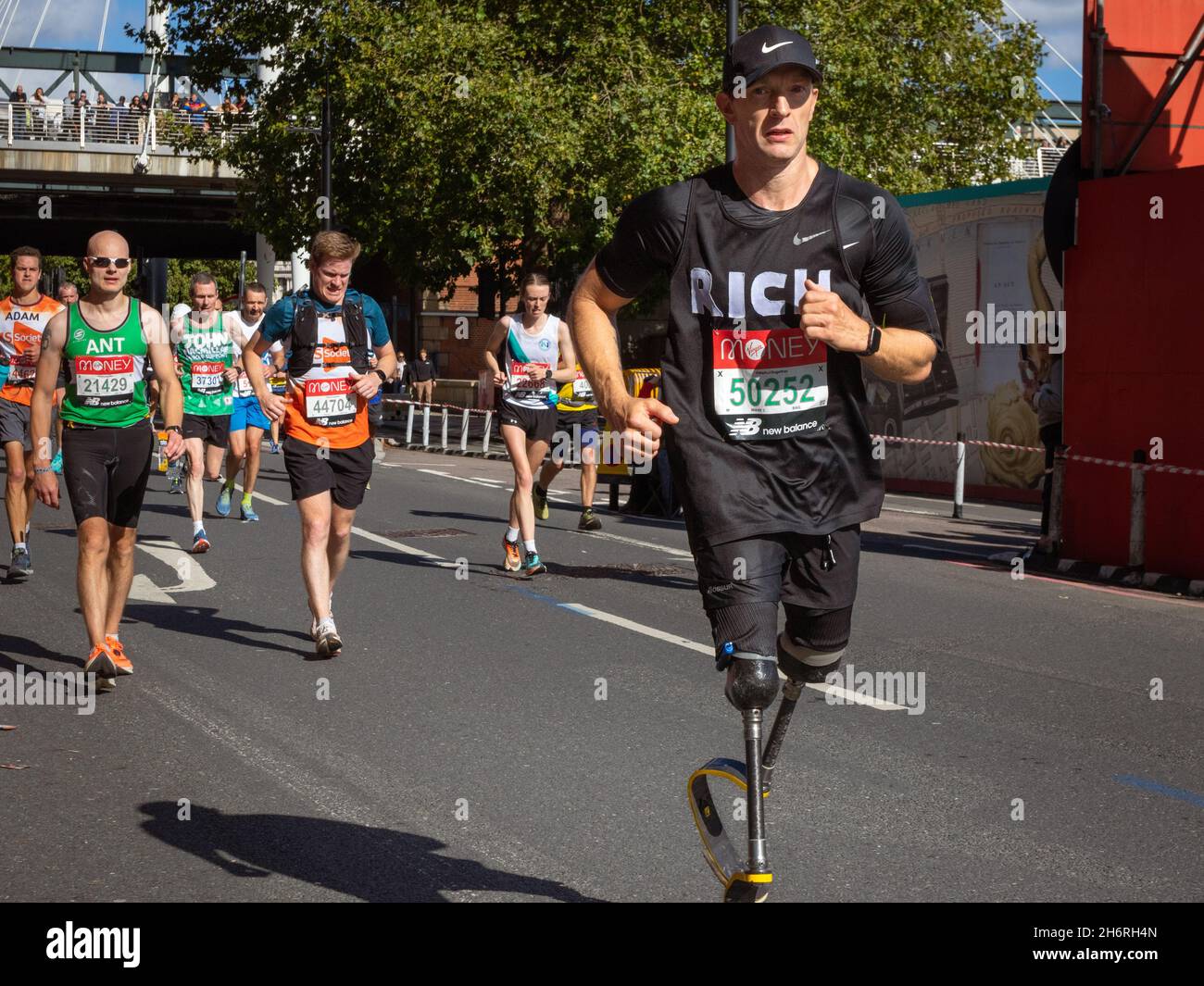Man running with prosthetic legs, Virgin Money London Marathon 2021 at the 25 mile point, Victoria Embankment. Stock Photo