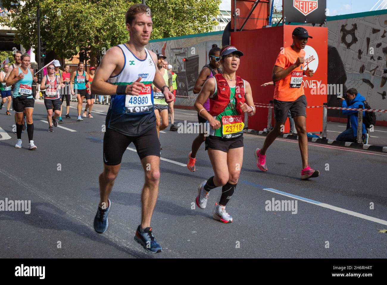 Man and woman running, Virgin Money London Marathon 2021 at the 25 mile point, Victoria Embankment. Stock Photo