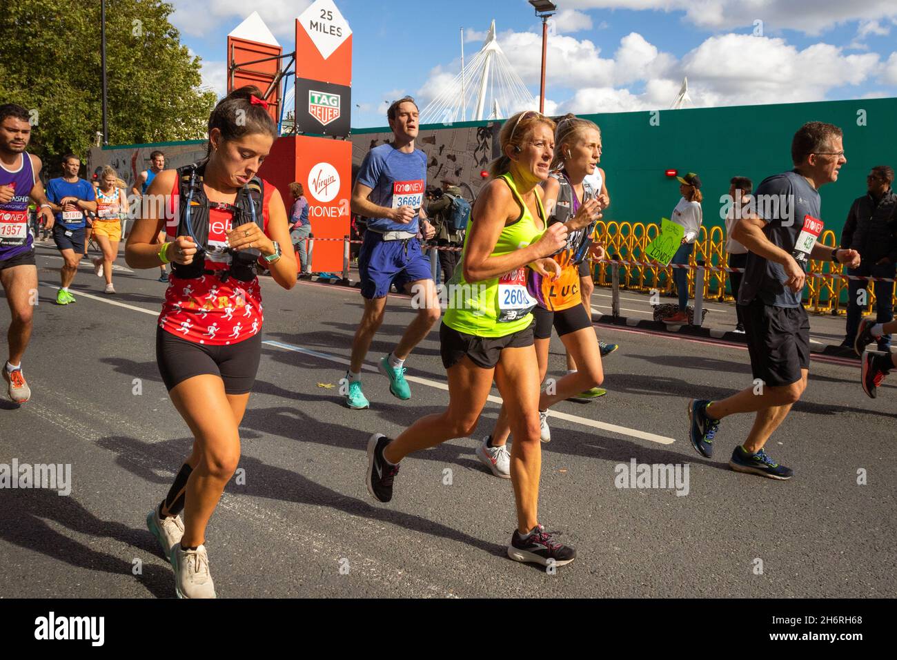 Women and men runners, Virgin Money London Marathon 2021 at the 25 mile point, Victoria Embankment. Stock Photo