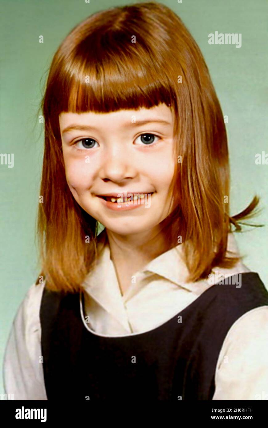 1967 , USA : The celebrated american singer SUZANNE VEGA ( born 11 july 1959 ), when was a young girl aged 8 . Unknown photographer. - HISTORY - FOTO STORICHE - personalità da giovane giovani - ragazza - personality personalities when was young girl - INFANZIA - CHILDHOOD - POP FOLK MUSIC - MUSICA - cantante - bambino - BAMBINI - BAMBINA - CHILD - CHILDREN - BAMBINO - CHILDHOOD - INFANZIA - redhead - capelli rossi - ginger - smile - sorriso --- ARCHIVIO GBB Stock Photo