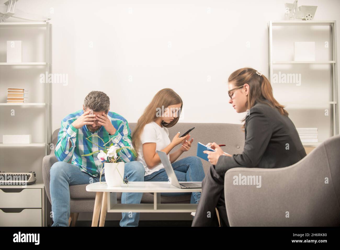 Picture of psychologist give family therapy for dad and phone addicted daughter ...