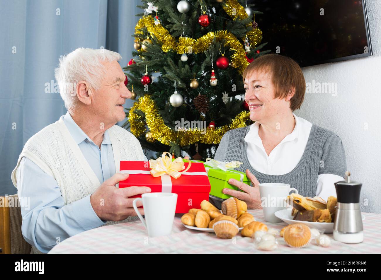 Exchanging gifts hi-res stock photography and images - Alamy