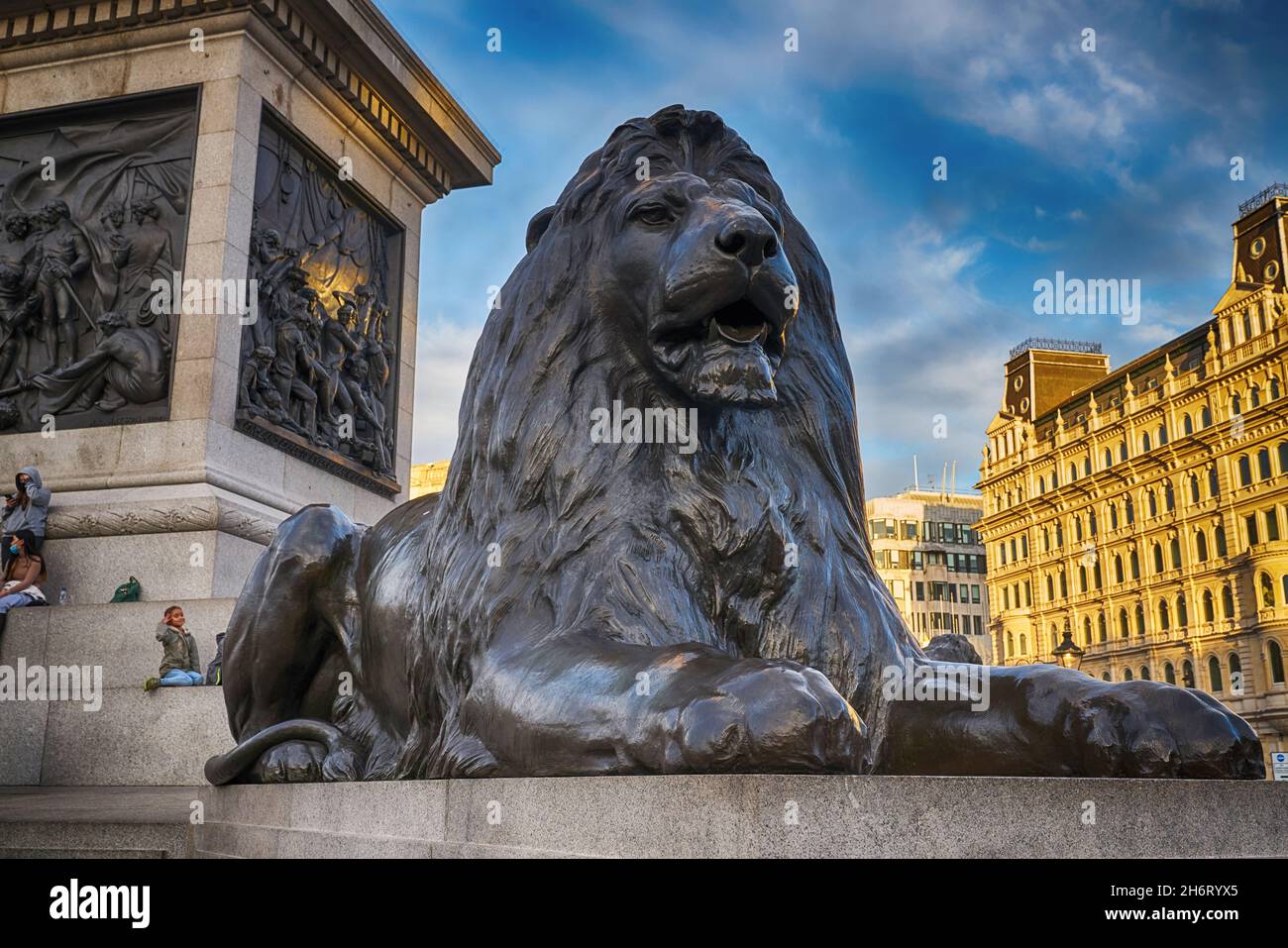 lion statues trafalgar square Stock Photo Alamy