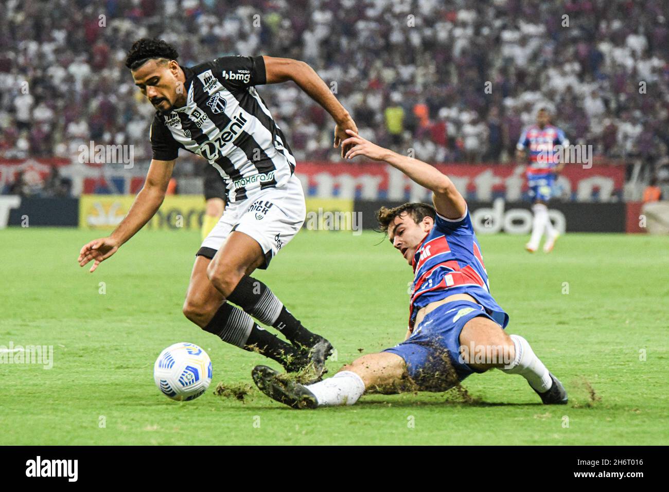 Ce Fortaleza 11 17 2021 Brazilian A 2021 Fortaleza X Ceara Depietri Player From Fortaleza Disputes Bid With Gabriel Dias Player From Ceara During A Match At Arena Castelao Stadium