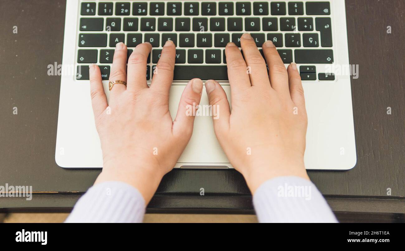 Typing hands hi-res stock photography and images - Alamy