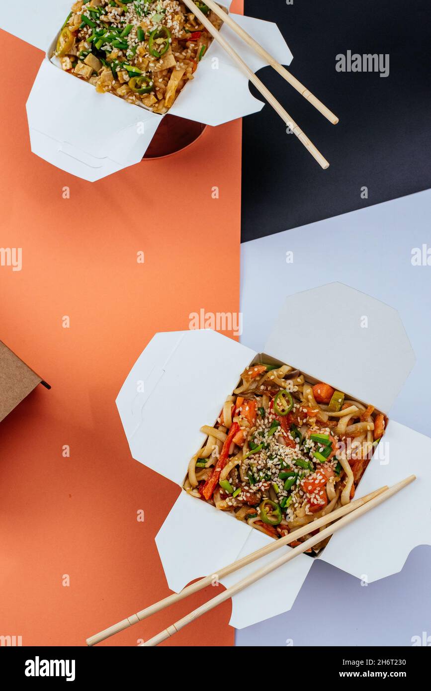 chinese rice noodles with chicken and vegetables in a takeaway box Stock Photo Alamy