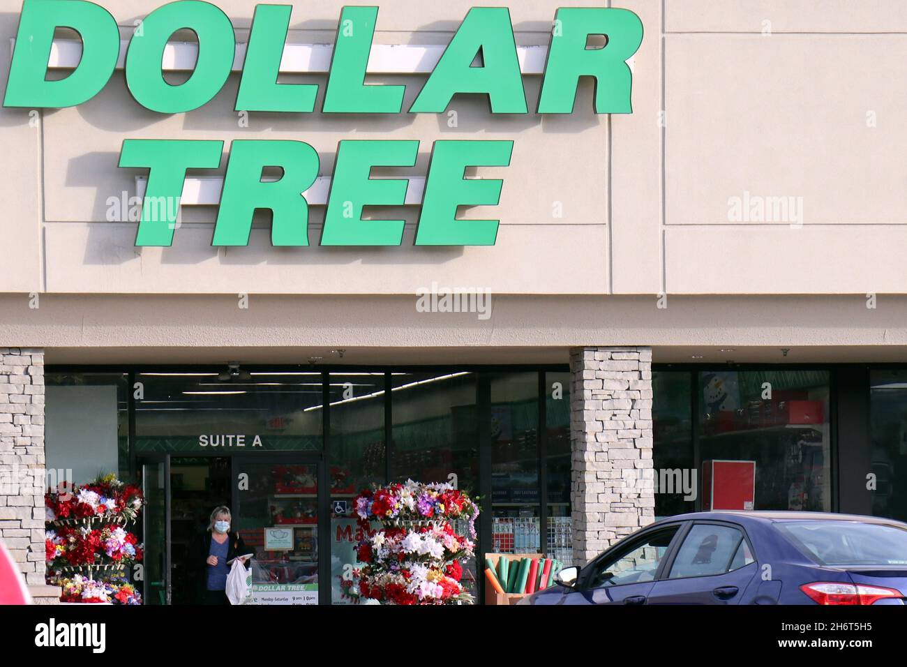 Dollar tree logo hires stock photography and images Alamy
