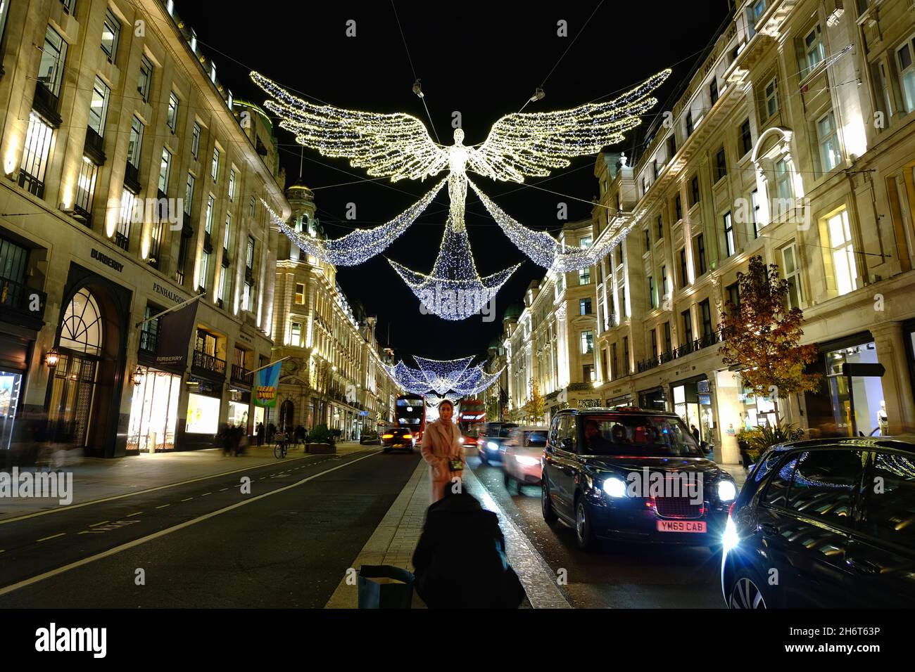 London, UK. 17th Nov, 2021, Visitors to Regent Street take photos