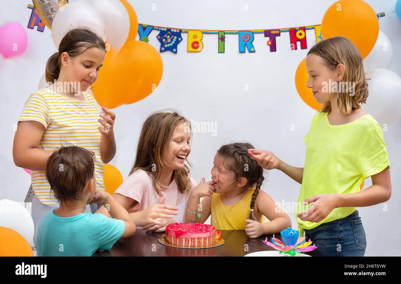 Kids birthday party hi-res stock photography and images - Alamy