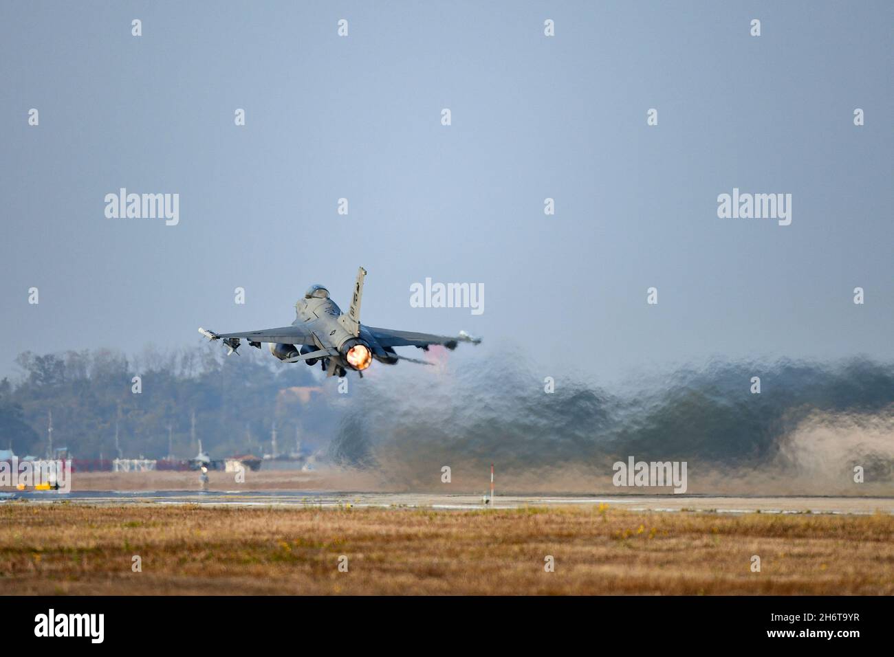 An F-16 Fighting Falcon from the 8th Operations Group takes off from ...