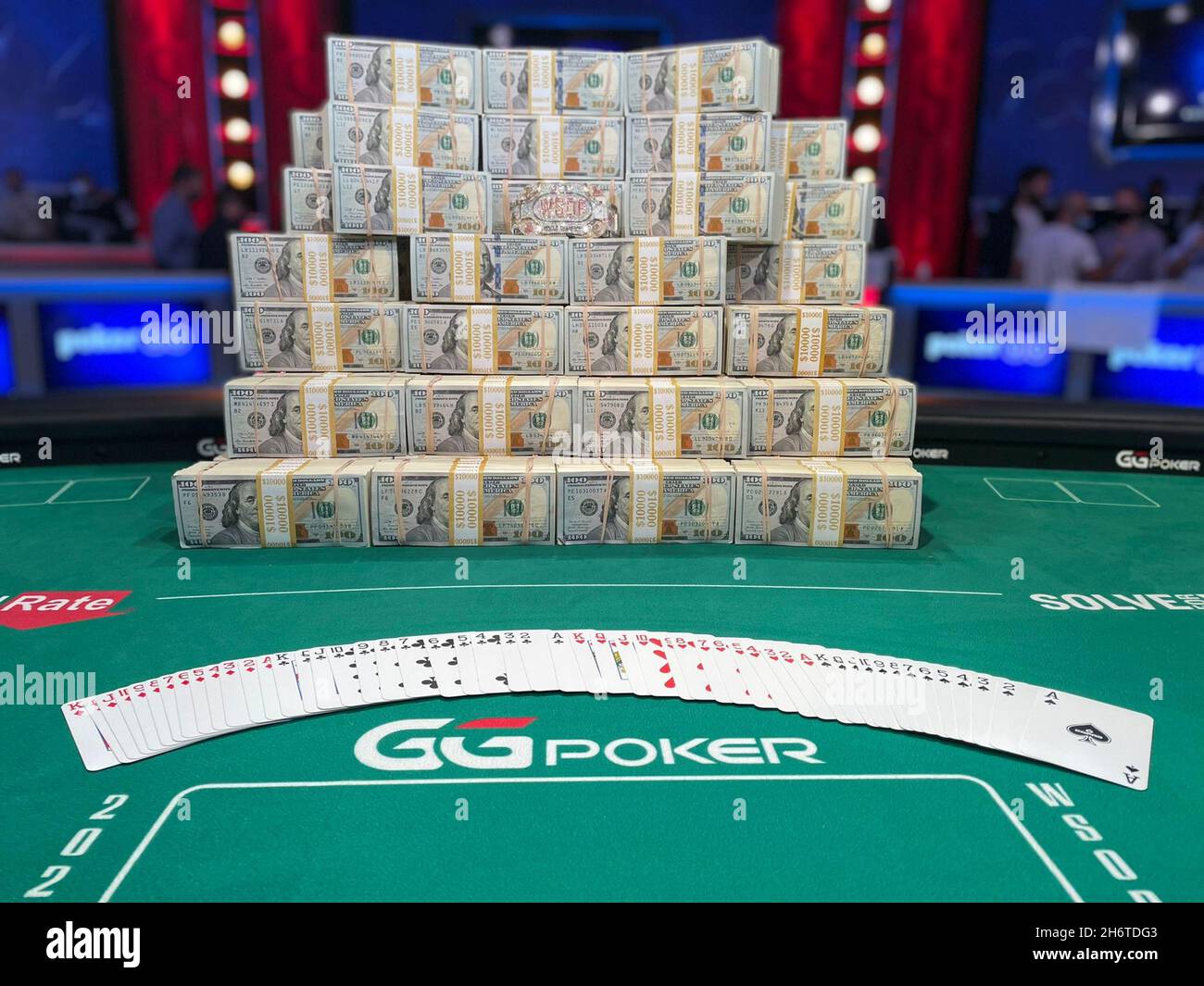Poker Chips und Geld auf einem Turniertisch während der WSOP