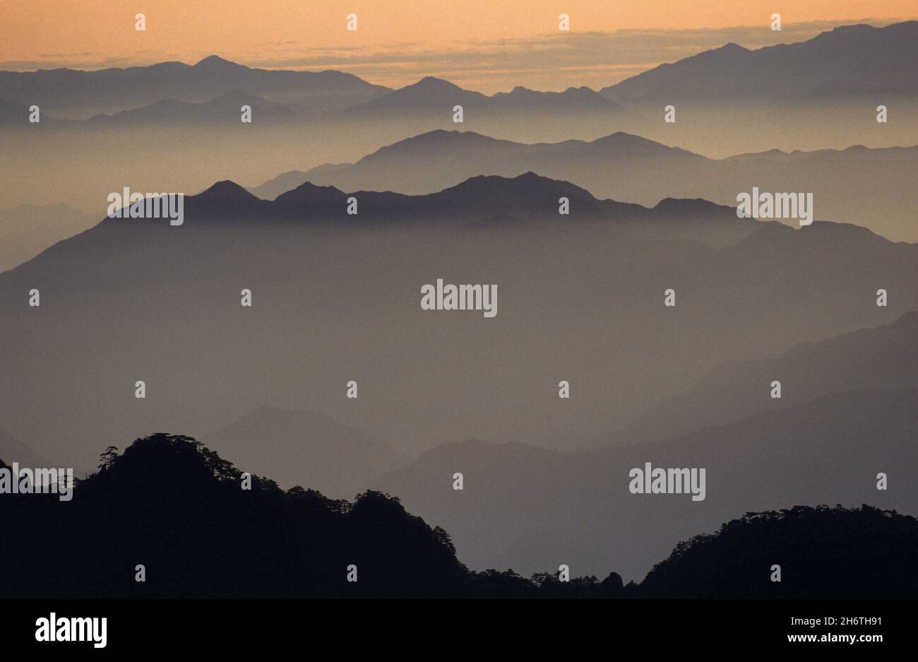 CHINA, HUANG-SHAN, MISTS IN THE MOUNTAINS Stock Photo