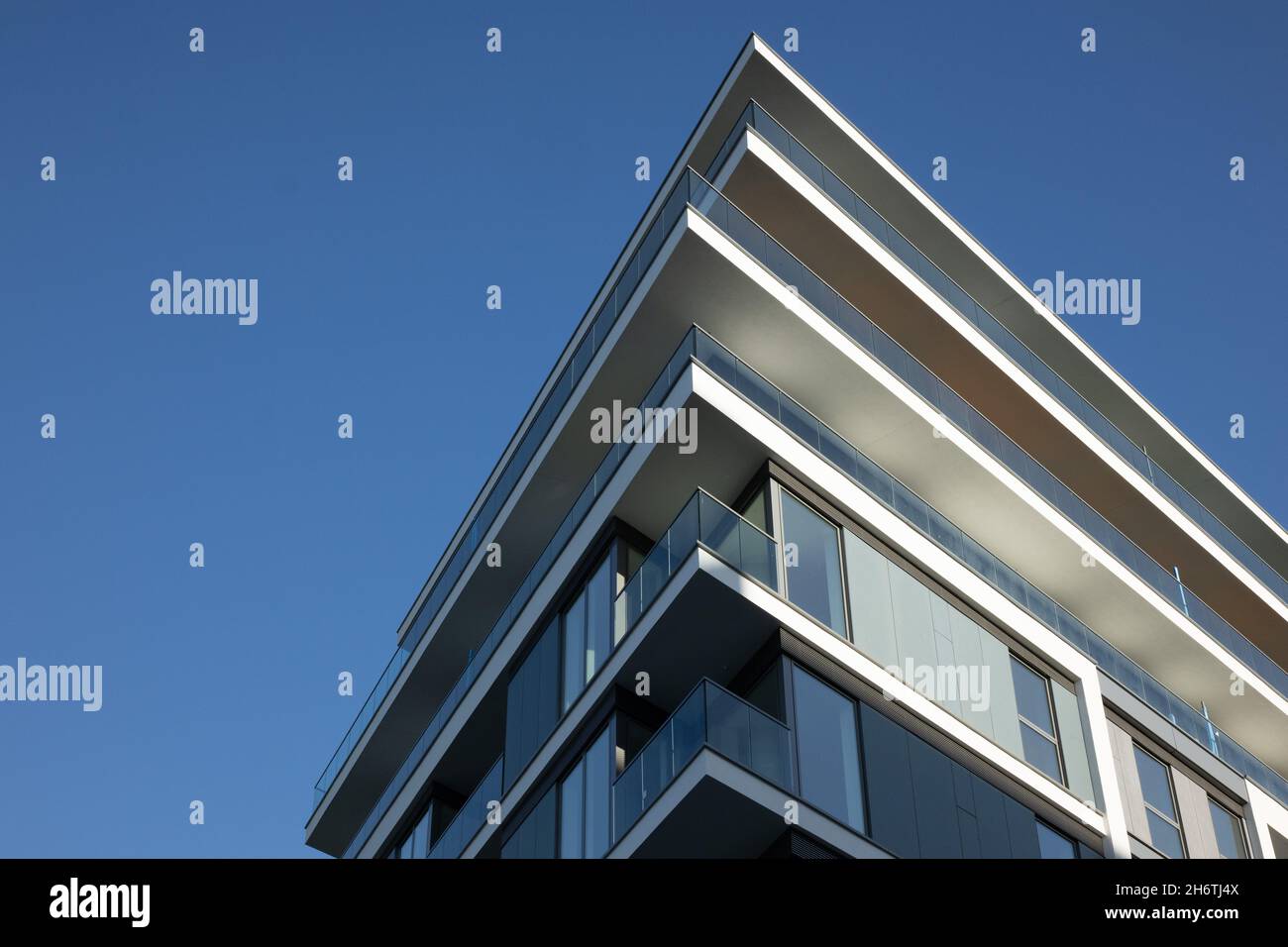 Looking up from ground level hi-res stock photography and images - Alamy