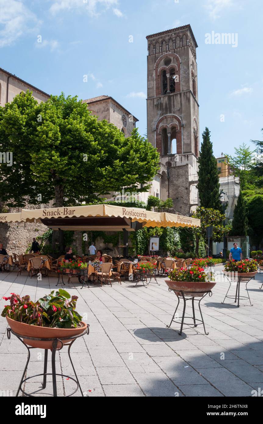 People relaxing in the outdoor dining area of the Klingsor restaurant in the main piazza, Ravello, Italy Stock Photo