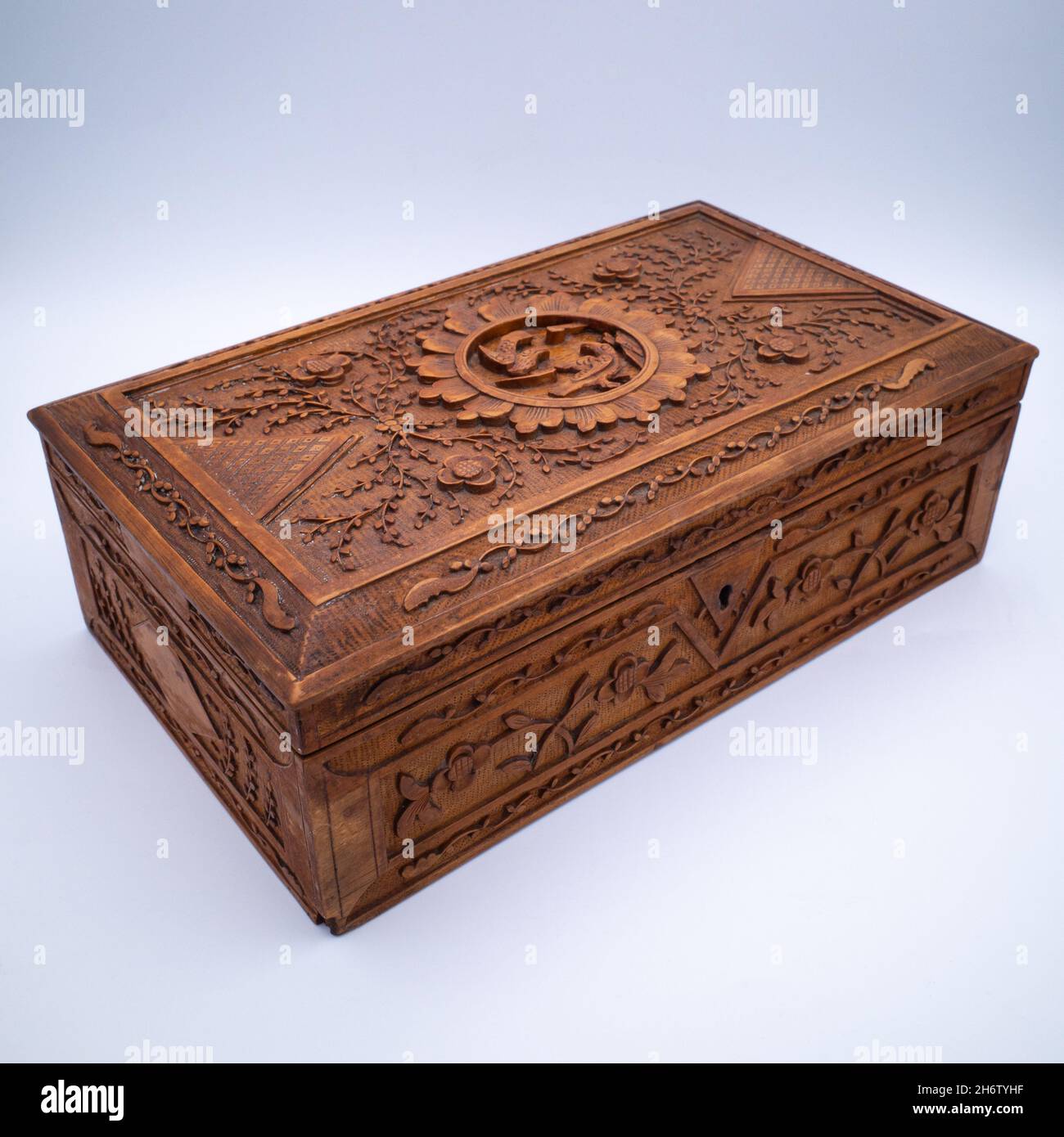 Fine Cantonese Export Relief-Carved Sandalwood Box With Birds and Floral Decoration. Qing Dynasty, 19th century Stock Photo