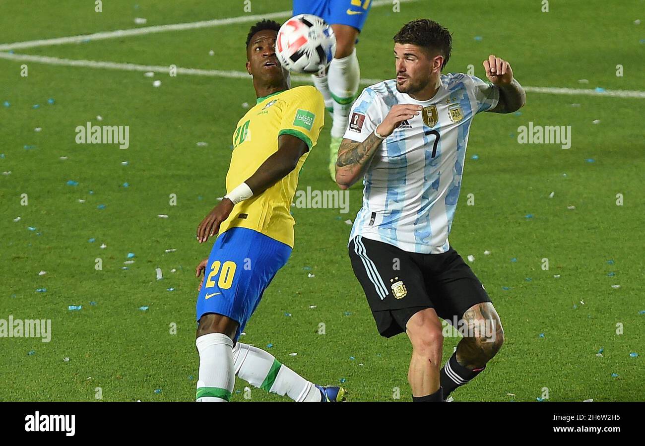 Rodrigo de Paul da Argentina disputa o lance com Vinícius Jr. do Brasil, durante a partida entre Argentina e Brasil pela 14ª rodada das Eliminatórias Qatar 2022, no Estádio San Juan del Bicentenario, nesta terça-feira 16. / PRESSINPHOTO Stock Photo