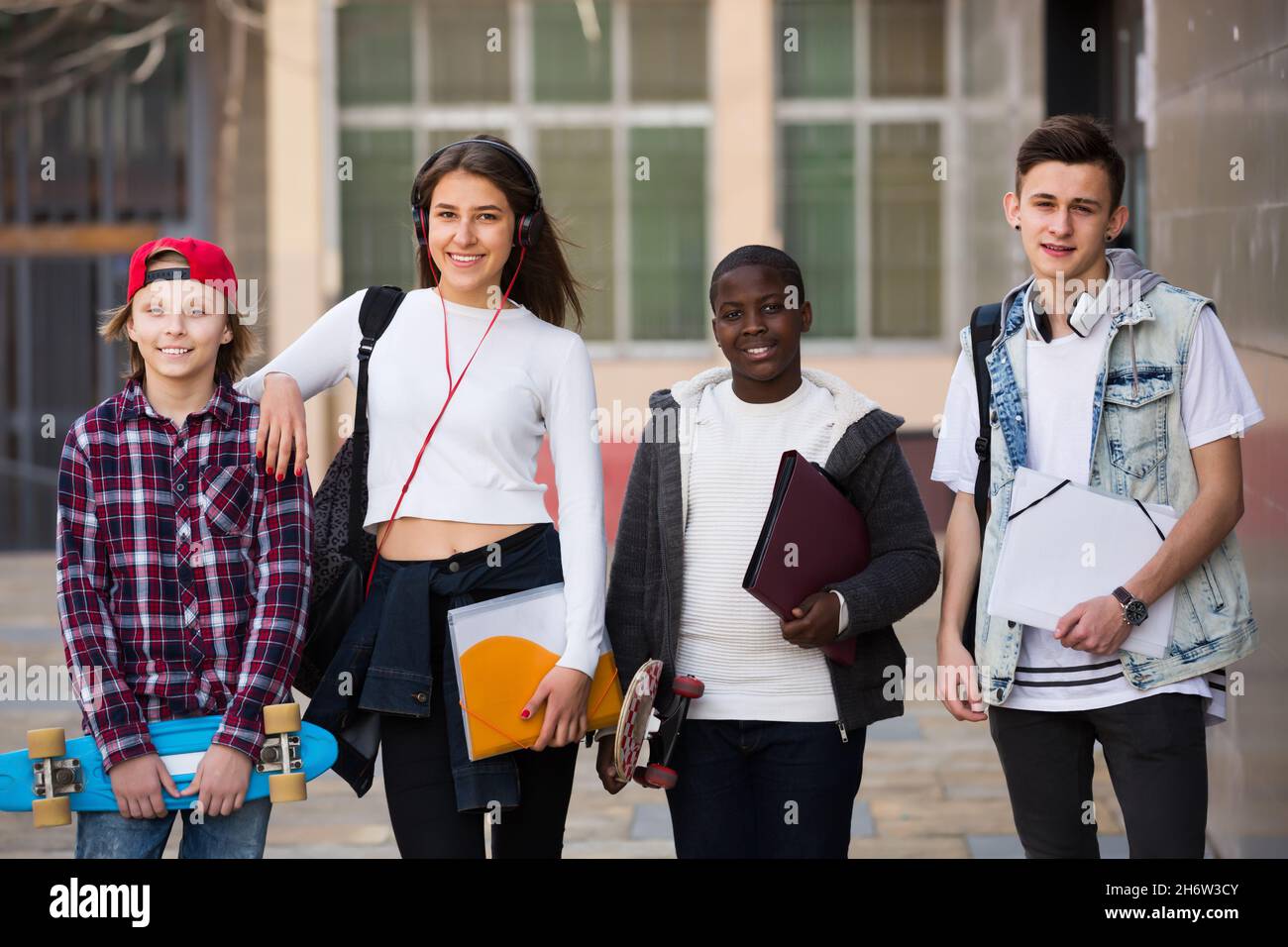 Teens with backpacks hi-res stock photography and images - Alamy
