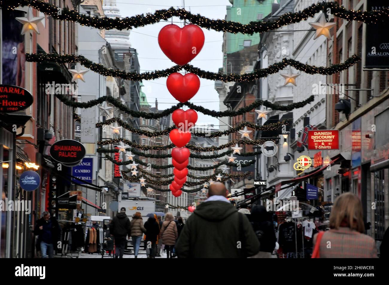 efter skole gave Mod Copenhagen/Denmark./18 November 2021/ Streoget danish financial street  decoated with christmas lightand hearts and stars and celebration spirit  shopperes and tourists enjoychristms decorations on streoget.  (Photo..Francis Joseph Dean/Dean Pictures ...