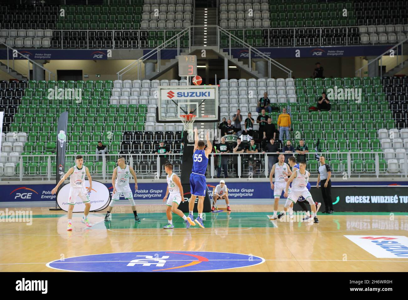 Basketball PGE Turow Zgorzelec - Klub Sportowy Górnik Wałbrzych in der PGE Turow Arena. Zgorzelec, Polen, 20.10.2021 Stock Photo