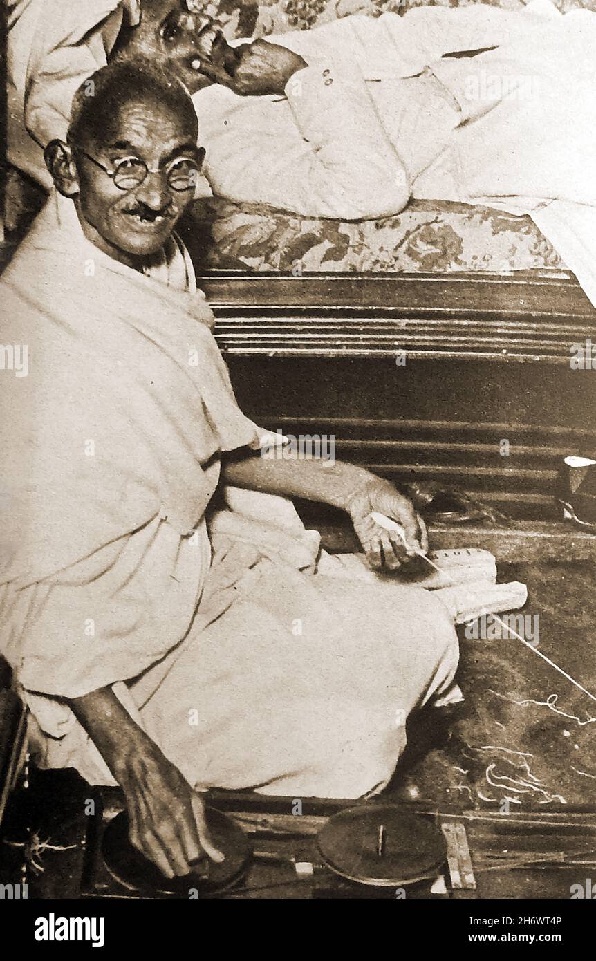 A 1931 informal portrait of Mahatma Gandhi with his spinning machine. (Mohandas Karamchand Gandhi ( 1869 –  1948)/ Ghandhi insisted that man and not machinery should be the master, though he saw spinning machines as the spiritual means  of making India and industrial nation. Stock Photo