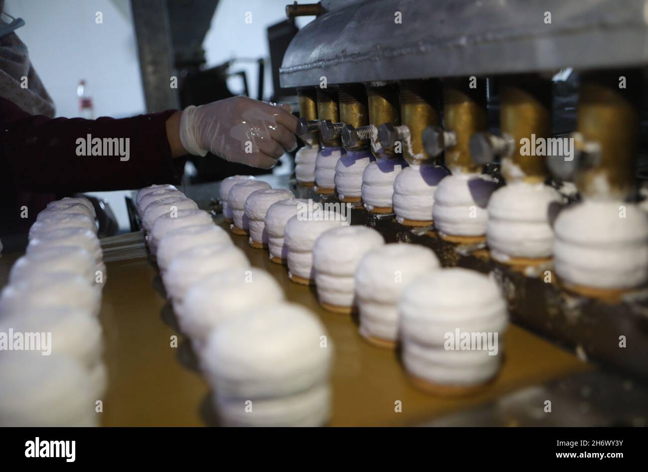 Hebron. 18th Nov, 2021. A Palestinian worker makes chocolate Ras elAbd