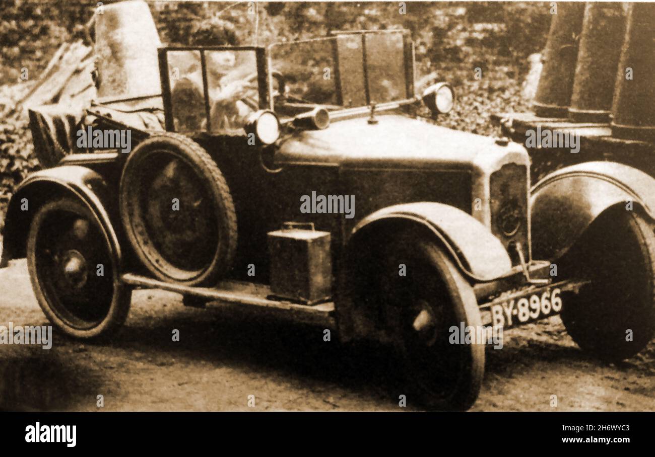 1926 -  Delivering milk in churns by car during the  British General Strike. The violent  TUC led strike strike in support of  coal miners wages and conditions failed to change the governments mind. It lasted from the  4th  to  the 12th of  May 1926 Stock Photo